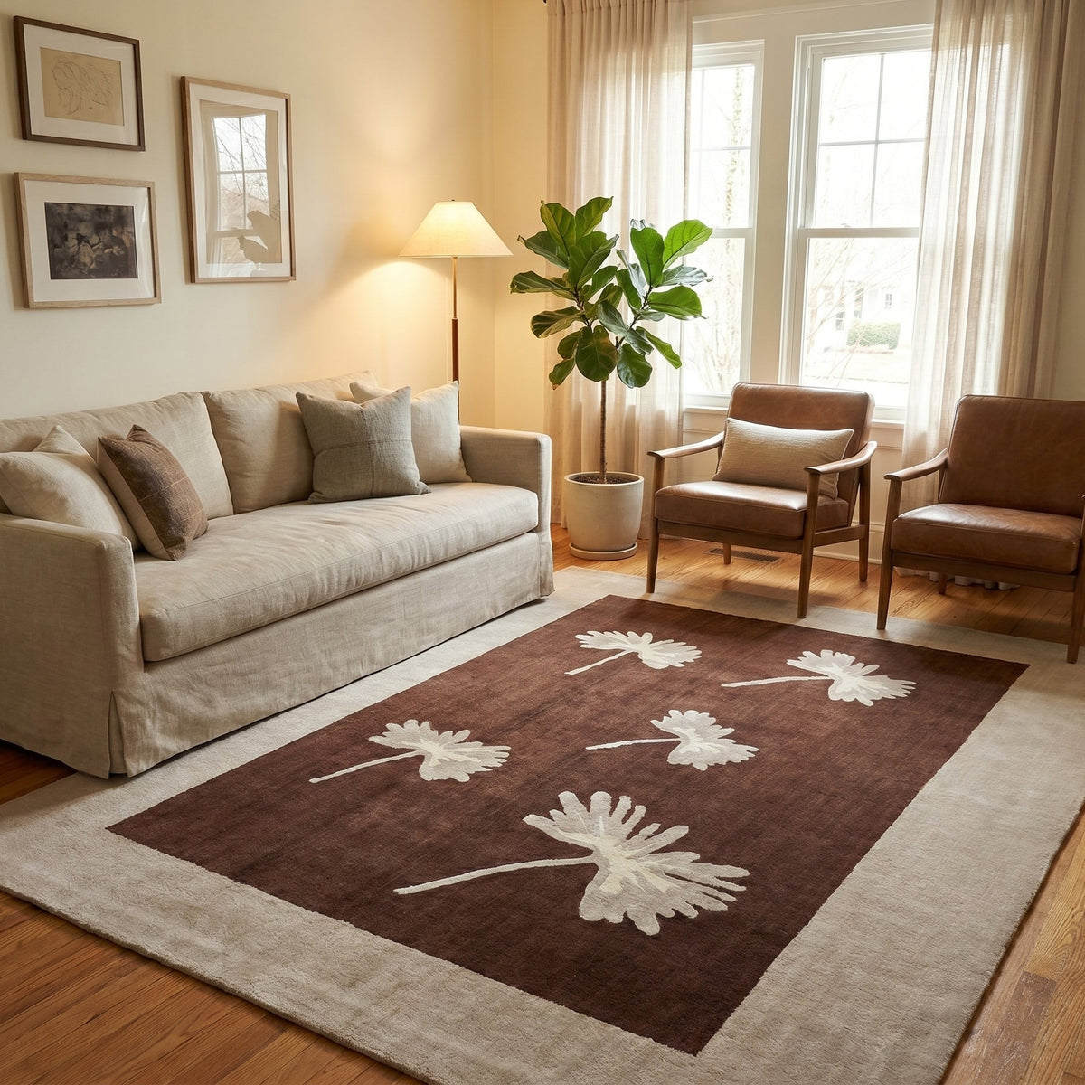 alfombra de lana color marron 48 y beige especial,, diseño de diente de leon con guardilla, piso de madera, silla de madera, mueble blanco, masetero, plantas, lampara de piso, cuadros, tul blanco, ventana 