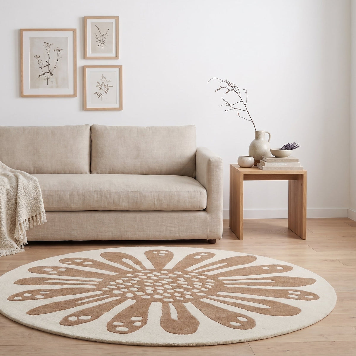 alfombra de lana color perla y beige alpes, circular con diseño de girasol, piso de parquet, esquinero de madera, mueble blanco, cuadros de plantas, jarron 