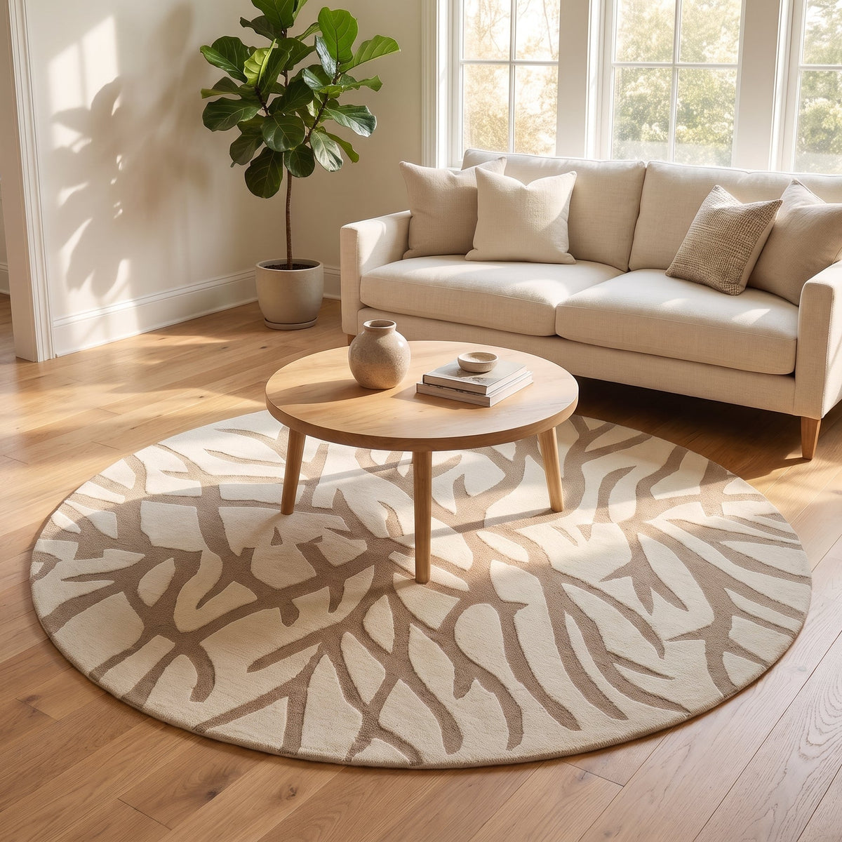 alfombra de lana color perla y beige especial circular, diseño de ramas, mueble blanco, mesa de centro de madera, masetero, planta, piso de madera, ventanales 